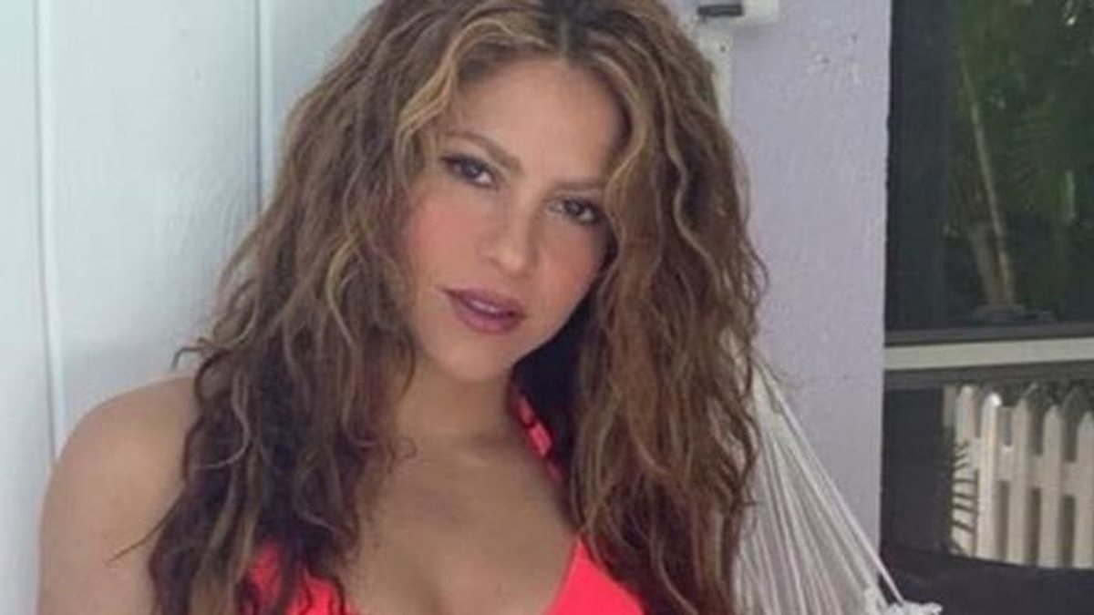 Aos 43 anos, Shakira surpreende ao ser clicada de fio dental