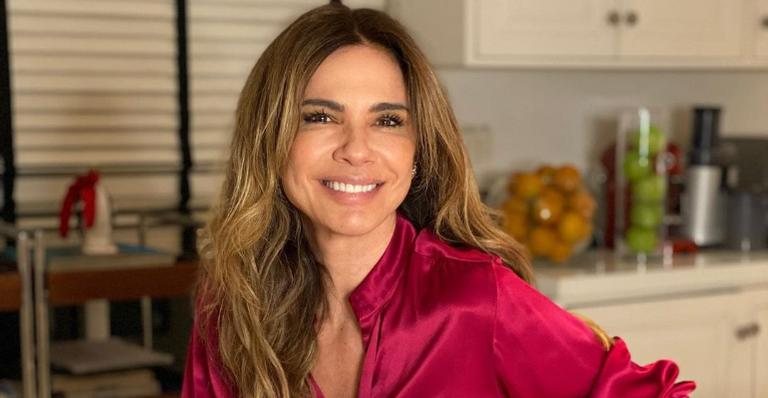 Luciana Gimenez posa ao lado da equipe do 'Luciana By Night' - Reprodução/Instagram