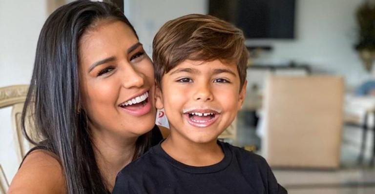 Grávida, Simone exibe o barrigão em foto com o filho, Henry - Reprodução/Instagram