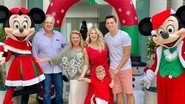 Em clima de Natal, Karina Bacchi posa coladinha a família - Reprodução/Instagram