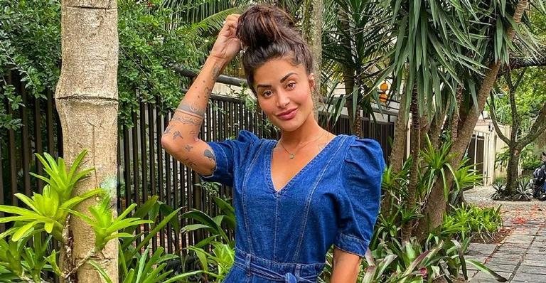 Aline Riscado publica clique meditando de biquíni na praia - Reprodução/Instagram