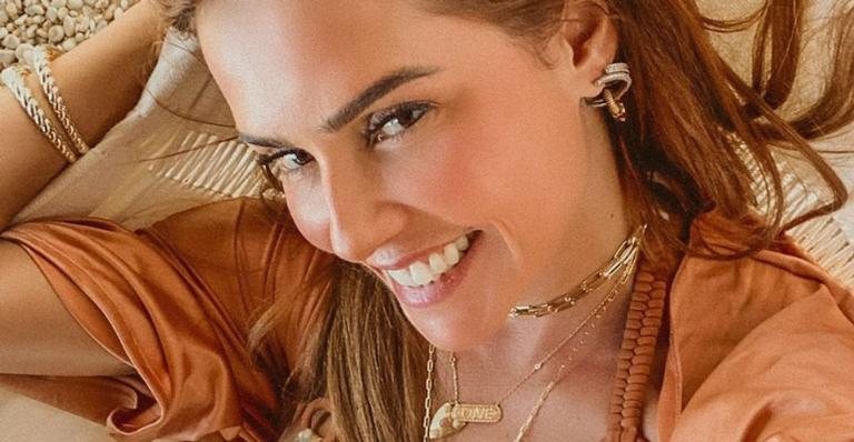 Deborah Secco ousa no clique ao posar seminua com chapéu gigante - Reprodução/Instagram