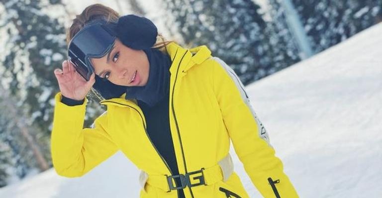 Anitta esbanja estilo e elegância ao posar para belíssimos cliques na neve - Reprodução/Instagram