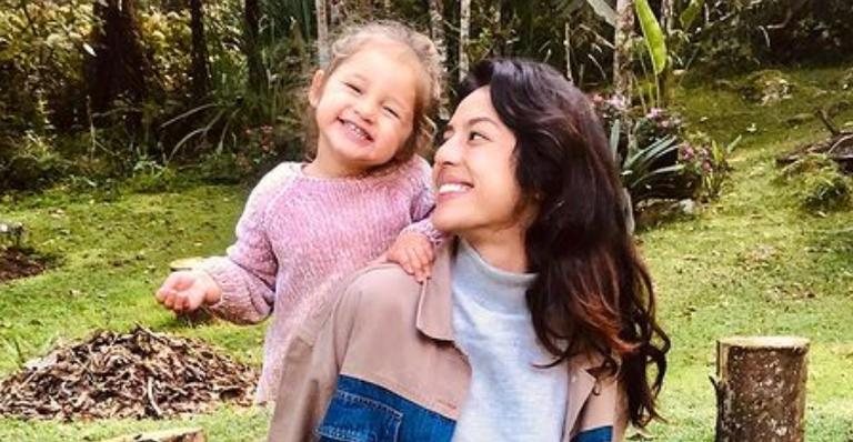 Yanna Lavigne posa sorridente na companhia de sua filha, Madalena - Reprodução/Instagram