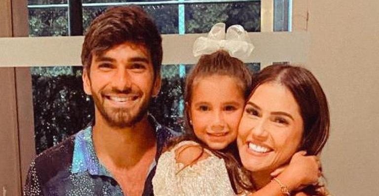 Deborah Secco posa com o marido e a filha em Noronha - Reprodução/Instagram