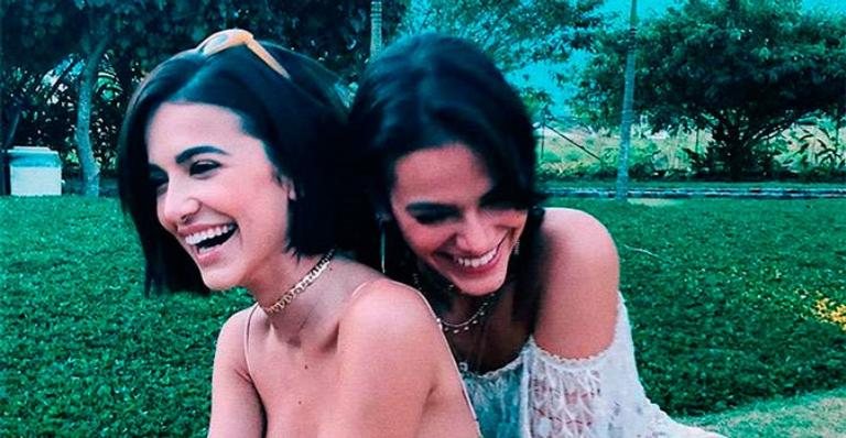 Bruna Marquezine surge sorrindo ao lado de Manu Gavassi - Foto/Instagram