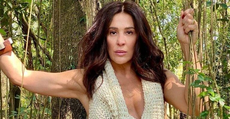 De biquíni, Claudia Raia toma banho ao ar livre - Reprodução/Instagram