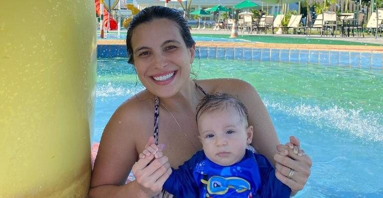 Kamilla Salgado surge amamentando o filho na piscina - Reprodução/Instagram