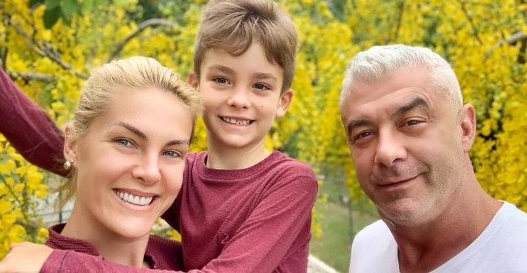 Ana Hickmann se derrete ao posar coladinha com sua família - Reprodução/Instagram