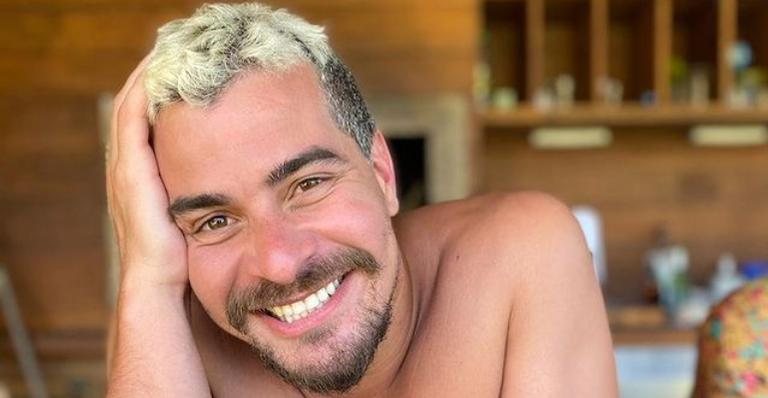 Thiago Martins esbanja plenitude ao resgatar clique em que surge curtindo manhã de sol e calor na piscina - Reprodução/Instagram