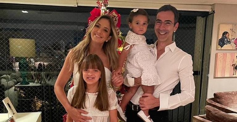 Ticiane Pinheiro derrete corações ao posar ao lado de Cesar Tralli e de suas duas filhas, Rafaella e Manuella - Reprodução/Instagram