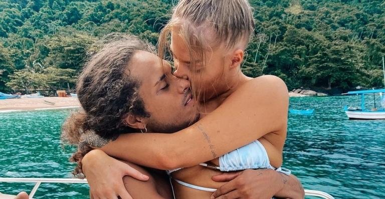 Luisa Sonza e Vitão durante passeio de barco no Ano Novo - Foto/Instagram