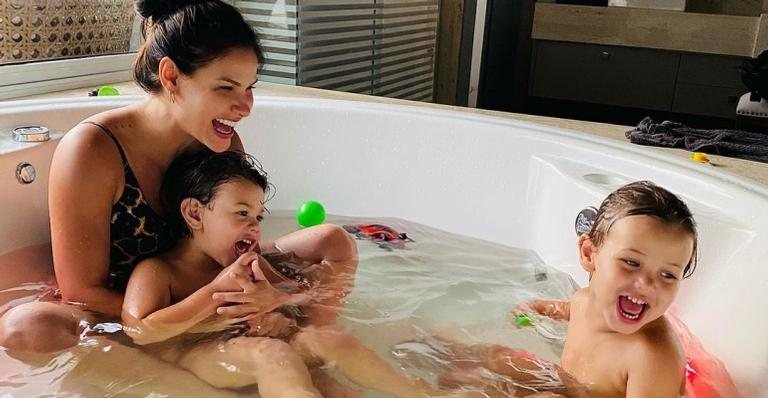 Andressa Suita ao lado dos filhos, Gabriel e Samuel - Foto/Instagram