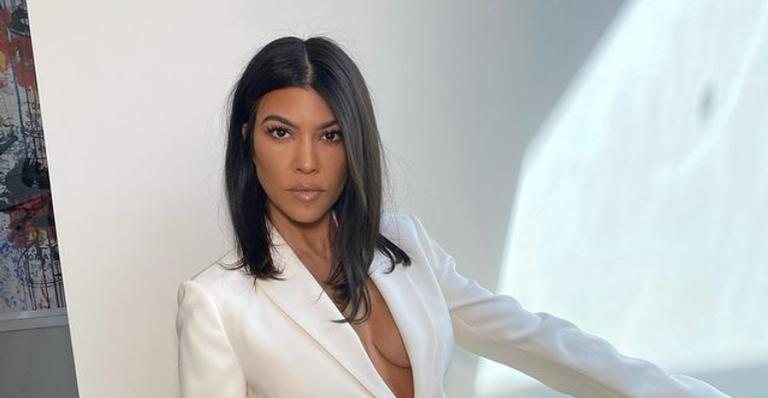 Vestindo roupas coladas, Kourtney Kardashian posa diante do espelho de seu closet - Reprodução/Instagram