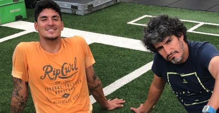 Gabriel Medina posa ao lado do pai em um momento encantador - Reprodução/Instagram