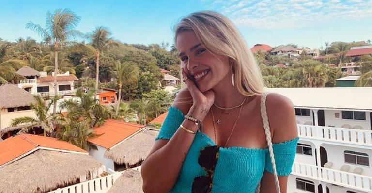 Yasmin Brunet surge deslumbrante ao posar com um conjuntinho estampado de saia e blusa - Reprodução/Instagram