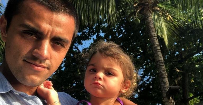 Felipe Simas posa com a filha e desabafa sobre paternidade - Reprodução/Instagram