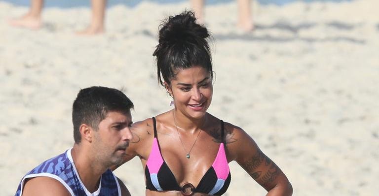 Aline Riscado é flagrada treinando na praia e corpo sarado rouba a cena - Dilson Silva/AgNews