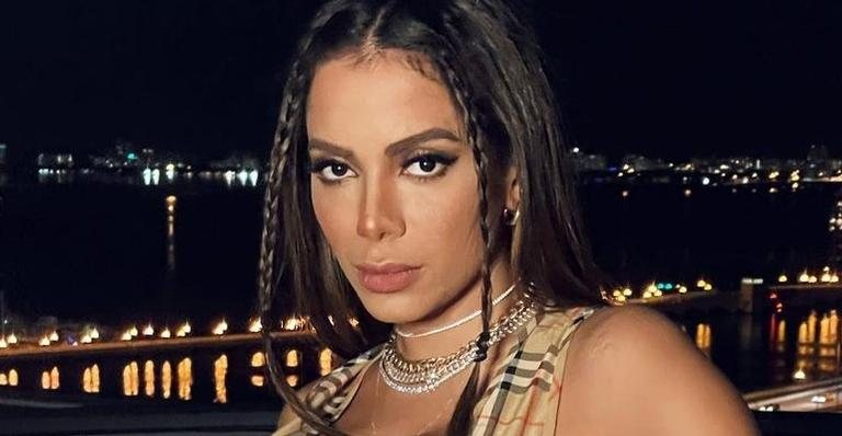 Anitta posa de costas com biquíni fio dental na neve - Reprodução/Instagram