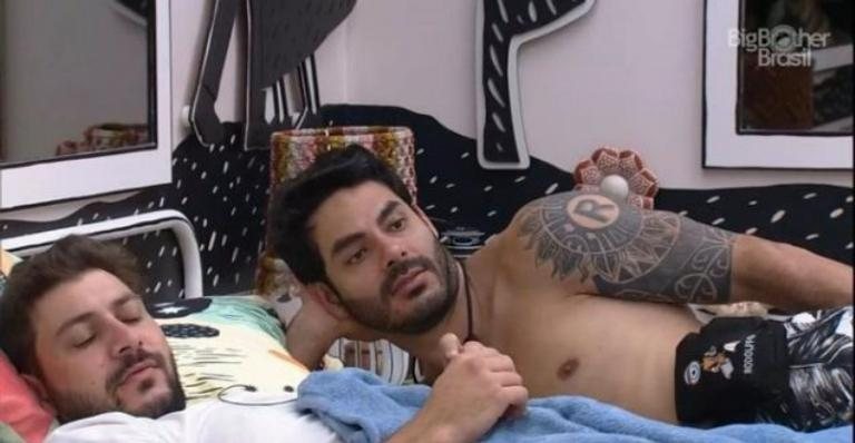 Caio e Rodolffo se divertem com brincadeira feita por Karol Conká - Foto/Reprodução BBB21