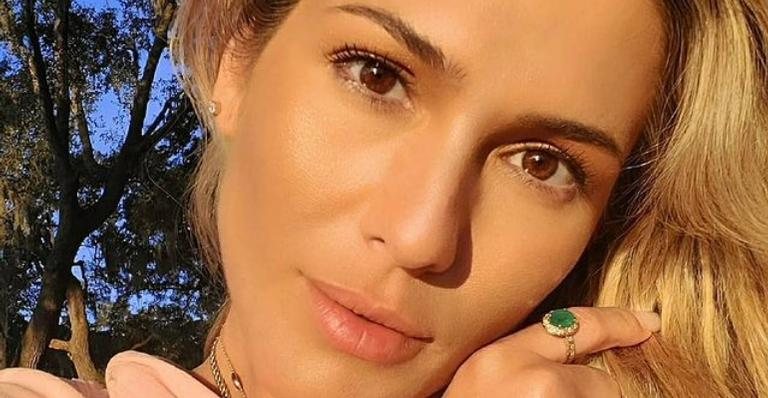 Livia Andrade impressiona ao posar para clique deslumbrante na piscina - Reprodução/Instagram