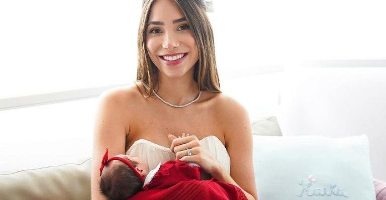 Romana Novais surge com a filha, Raika, no colo e baba - Reprodução/Instagram