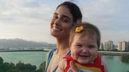 Leticia Almeida encanta ao posar com filha caçula na praia - Reprodução/Instagram