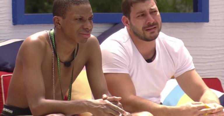 Caio e Lucas Penteado durante conversa na piscina - Foto/Reprodução BBB21