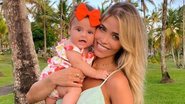 Carol Dias exibe a filha, Esther se divertindo na água - Reprodução/Instagram