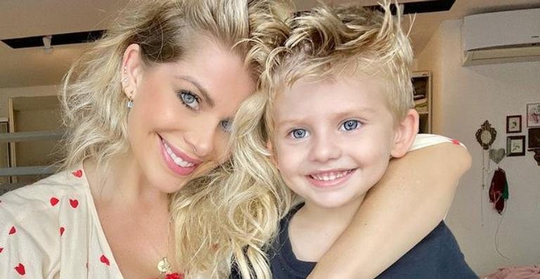 Karina Bacchi posa agarradinha com o filho e fãs se derretem - Reprodução/Instagram