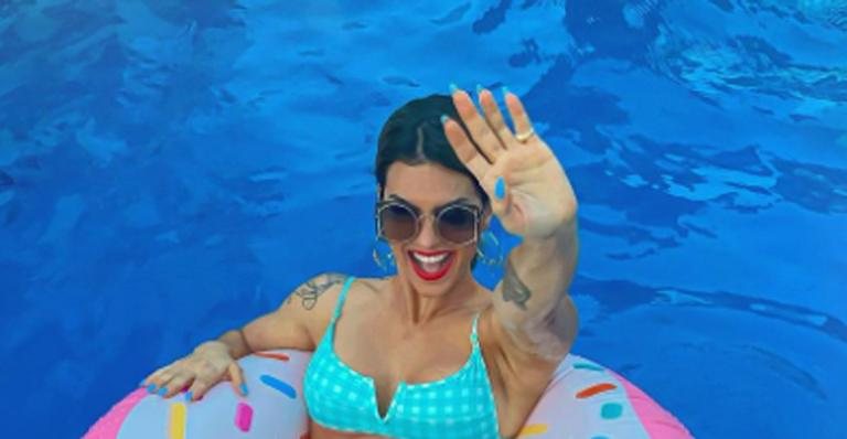 Kelly Key posa na piscina e impressiona com barriga trincada - Reprodução/Instagram