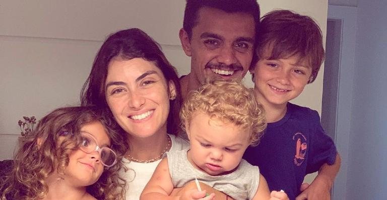 Mariana Uhlmann posa ao lado de Felipe Simas e dos filhos - Reprodução/Instagram