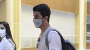 Após ser visto beijando Bruna Marquezine, Enzo Celulari é flagrado no aeroporto do Rio - Webert Belicio/Agnews