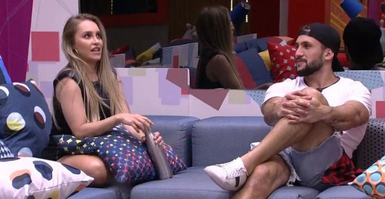 BBB21: Durante festa, Arthur mostra interesse por Carla Diaz - Reprodução/TV Globo