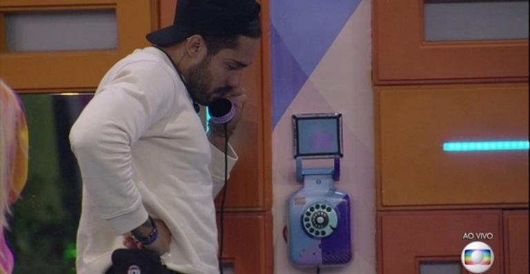 BBB21: Arcrebiano atende o Big Fone pela terceira vez - Reprodução/TV Globo