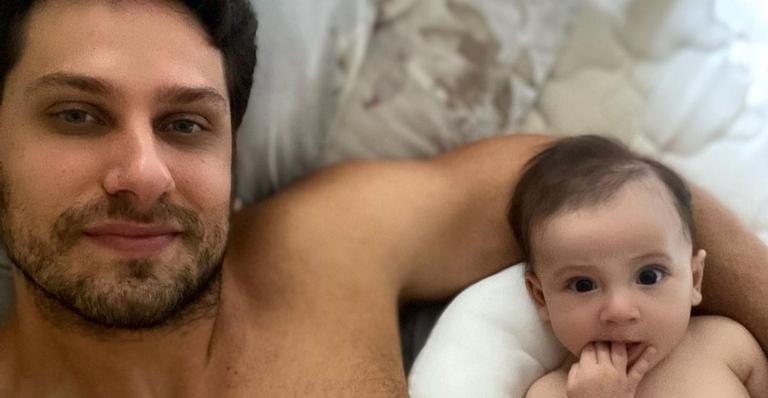 Ex-BBB Eliéser Ambrósio toma banho de banheira com o filho - Reprodução/Instagram