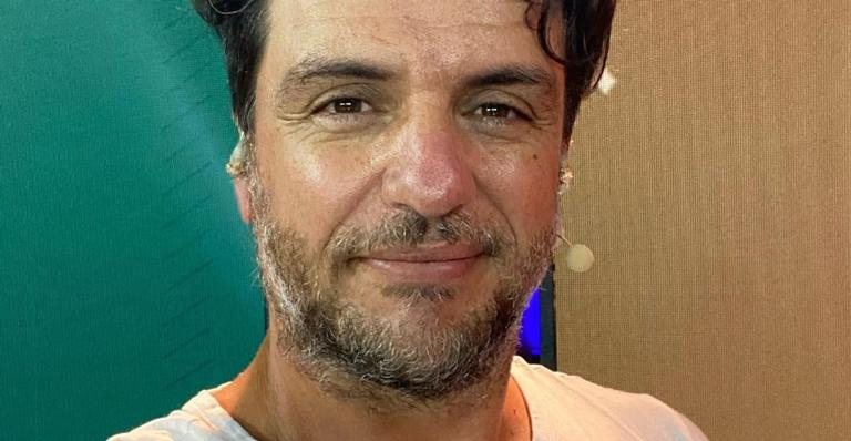 Rodrigo Lombardi posa com pássaro resgatado e emociona web - Reprodução/Instagram