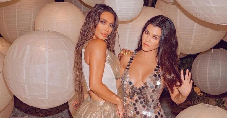 De biquíni, Kim Kardashian posa com sua irmã Kourtney - Reprodução/Instagram