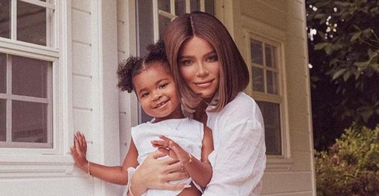 Khloe Kardashian Derrete Corações Ao Exibir Visual Estiloso Da Filha Minha Pequena Fashionista 