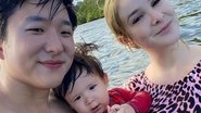 Pyong Lee posa coladinho com a esposa, Samy Lee e o filho, Jake - Foto/Instagram