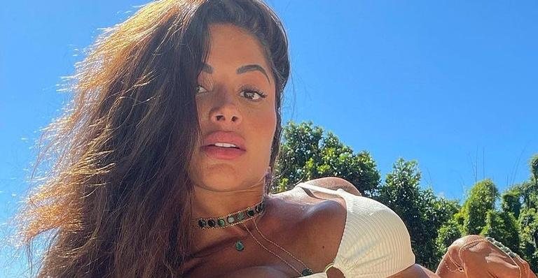 Aline Riscado posa com biquíni fininho na praia - Reprodução/Instagram