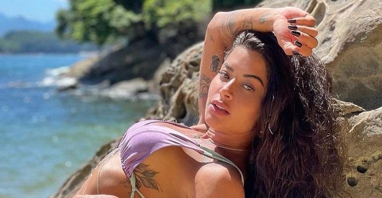 Aline Riscado posa na praia com biquíni fininho - Reprodução/Instagram