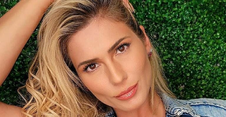 Lívia Andrade posa ajoelhada empinando o bumbum - Reprodução/Instagram