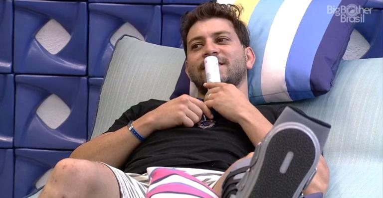 BBB21: Caio desabafa sobre fatura no pé e não descarta saída do programa - Reprodução/TV Globo