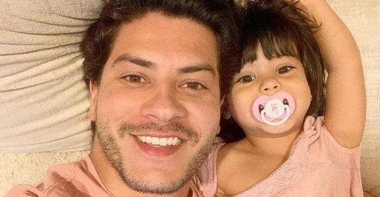 Arthur Aguiar curte dia na piscina com a filha, Sophia, e derrete corações na web - Reprodução/Instagram