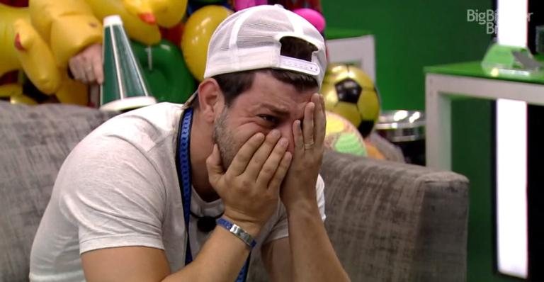 BBB21: Caio se emociona com presente do anjo - Reprodução/TV Globo