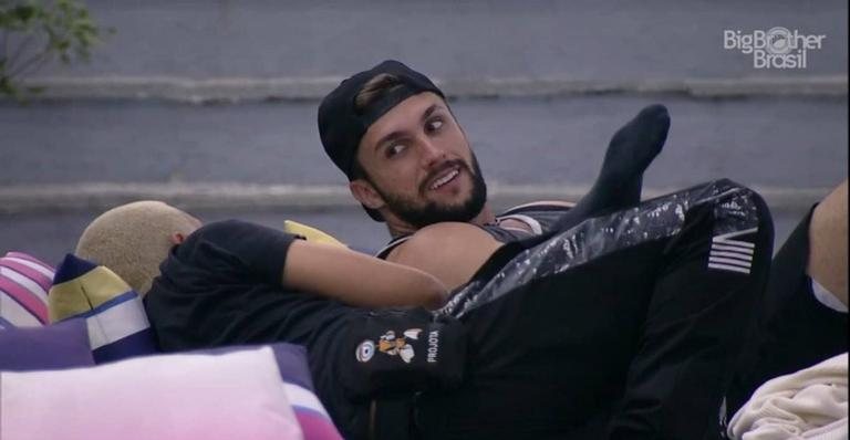 Arthur e Projota conversa sobre Carla Diaz na área externa da casa - Foto/Reprodução BBB21