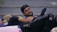 Arthur e Projota conversa sobre Carla Diaz na área externa da casa - Foto/Reprodução BBB21