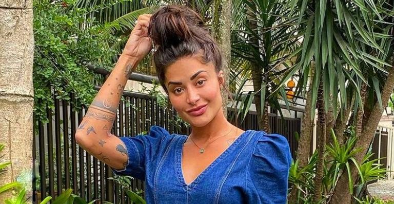 Aline Riscado surge praticando yoga em meio a natureza - Reprodução/Instagram