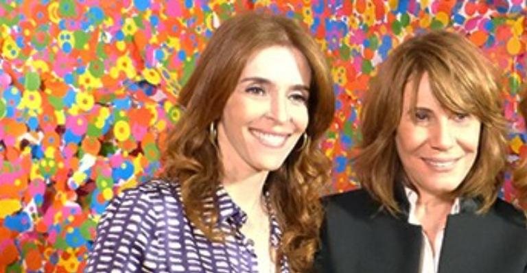 Deborah Evelyn relembra batizado em foto com Renata Sorrah - Reprodução/TV Globo